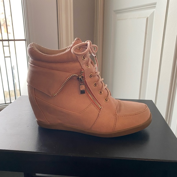 Top Moda - size 5 1/2 - hidden heel lace up sneaker - synthetic upper - Picture 9 of 16